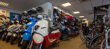 Brommers zonder helm